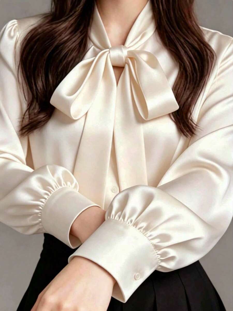 大尺碼女款優雅緞面香檳色長袖休閒襯衫，蝴蝶結領口，實用通勤上衣，適合春秋穿著 - 香檳色 - 查看 1