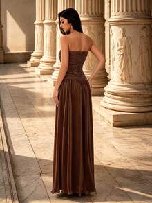 Robe longue élégante plissée en satin marron sans bretelles avec volants pour femmes Mgiacy, convient pour les fêtes d'été, les festivals, les invités de mariage, les bals de promo et les sorties décontractées - Tabac - Voir 3