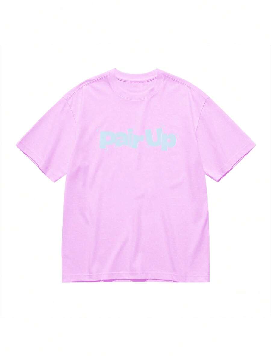 Playera para Hombre con Estampado Tipográfico "Pair Up" - Estilo Minimalista Urbano - Rosa - Ver 1
