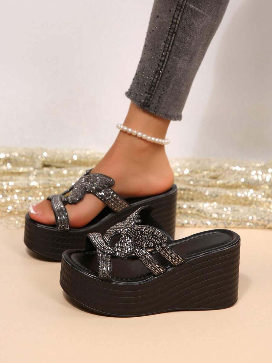 Damen Keilabsatz Plateau Sandalen, vielseitig funkelnd rutschfest Gunmetal Strass 3D Schmetterling einfarbig runde Zehenpartie Low-Top Kreuz breiter Riemen Plateau Keil Mule Slides, europäischer Party-Stil Frühling Sommer Abend Gala Date Shopping Reise Alltag Schuhe