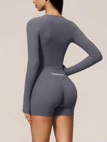 TimeOff 女款純色交叉深V領短版腰長袖修身短褲運動套裝 - 霧霾藍 - 查看 3