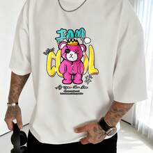 Ropa de calle Soy Un Oso Rosa Genial Con Corona Y Parche En El Ojo De Pie Frente A Grandes Letras Amarillas Que Dicen Soy Genial Sobre El Oso Y Como Puedes Ver Debajo De Él Con Texto - Blanco - Ver 1
