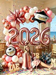 Set de 65 piezas de guirnalda de globos para graduación 2026, globos de foil con número "2026" en oro rosa, globos de foil con gorro de graduación "estrella explosiva", arco de globos de látex rosa y blanco, perfecto para fiesta de graduación, ceremonia de graduación y fondo de fotos al aire libre - Juego de globos de graduación 2026 - Ver 1