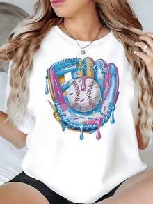 Guante de béisbol colorido con una pelota cubierta de glaseado dulce que simboliza la fusión entre deporte y diversión. Camiseta de mujer hecha de 100% algodón, cómoda y moderna. HNAP - Blanco - Ver 1