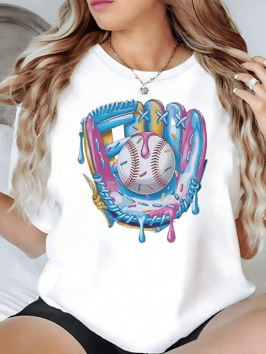Guante de béisbol colorido con una pelota cubierta de glaseado dulce que simboliza la fusión entre deporte y diversión. Camiseta de mujer hecha de 100% algodón, cómoda y moderna. HNAP - Blanco - Ver 1
