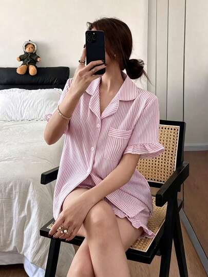 Dreamivo Fresh randigt kort pyjamas- och loungewearset för kvinnor - kortärmad topp med knappkrage och byxor, mjuka satinpyjamas, maskintvättbara, lämpliga för utomhusbruk