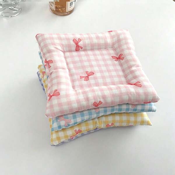 1 pièce Dessous de tasse créatif avec nœud papillon, dessous de tasse carré en tissu à carreaux avec nœud papillon style Ins, tapis isolant épais et rembourré résistant à la chaleur, convient pour la maison, le bureau, le restaurant, le café et autres scènes, dessous de tasse pour tasse à café de style fille douce, couture multicouche fixée sans fuite de coton, excellent effet d'isolation thermique et anti-brûlure, protège les surfaces de table en bois et en verre contre les marques de brûlure, accessoire de photographie de luxe haut de gamme, convient pour les fournitures de cuisine et les accessoires de cuisine