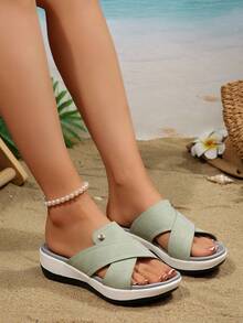 Sandal wedges wanita warna hijau dengan tali silang dan gesper logam, sol tebal nyaman untuk liburan pantai musim panas, serbaguna untuk bepergian, dan berujung terbuka. - Hijau - View 4