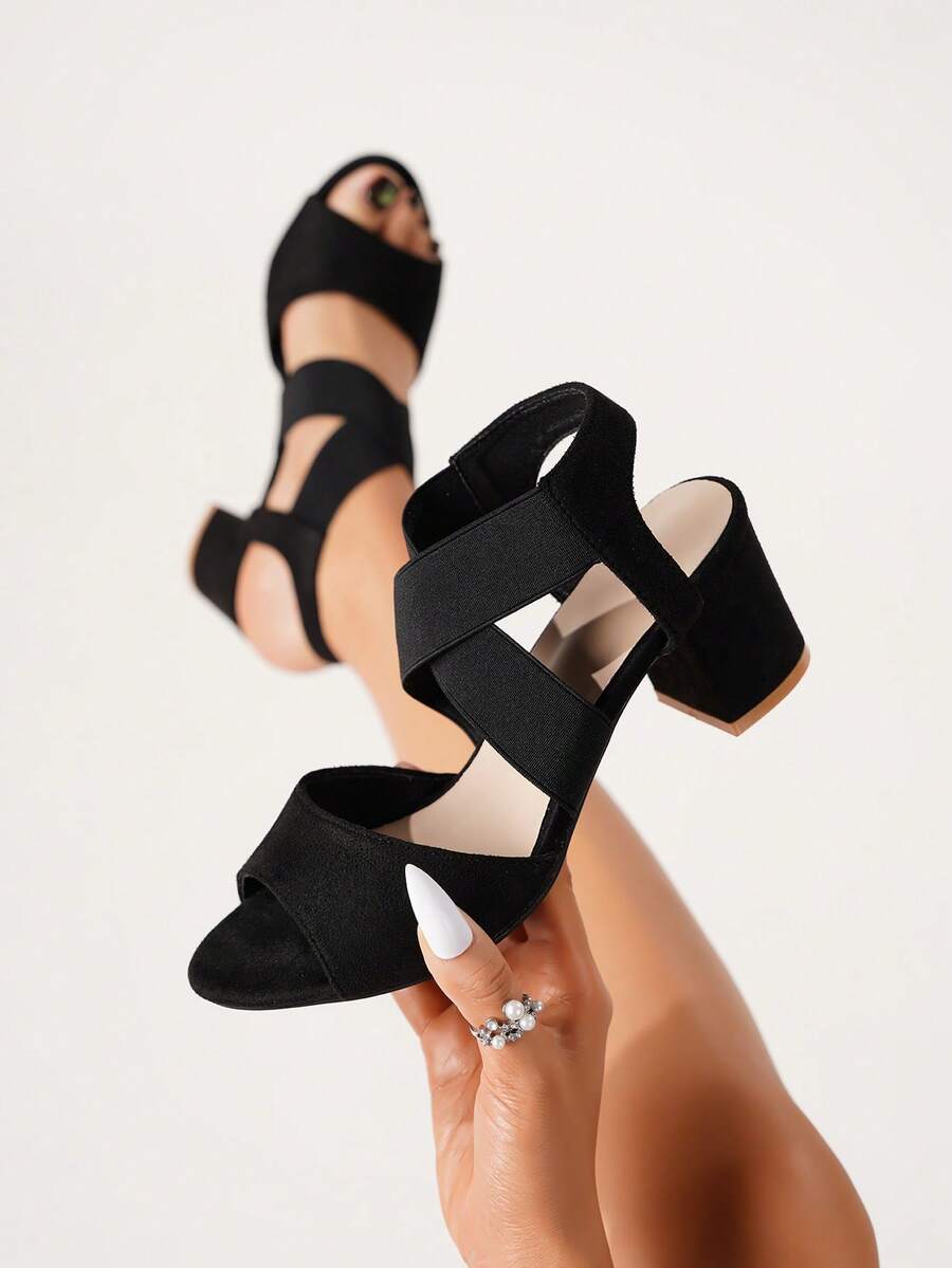 Sandalias de tacón grueso con tiras cruzadas de ante, atuendos de primavera y verano