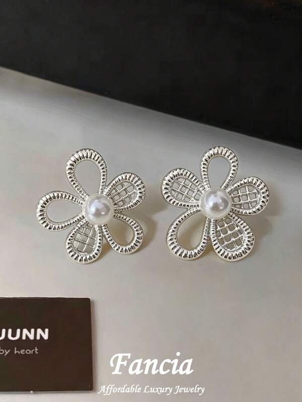 1 Pair French Elegant Sweet High-End Asymmetrical Hollow Floral Design Luxury Stud Earrings Suitable For Women's Daily Commute Casual Holiday Party Wear
