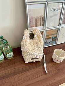 這款亮片單肩包採用柔軟不刺眼的亮片與輕盈蓬鬆面料，不會增加負擔。亮片牢固附著，不易脫落。配有閃亮肩帶，可手提或肩背。開口式設計方便取物。尺寸精巧，非常適合派對穿搭、日常拍照造型與短途旅行。一款平價、仙氣十足且百搭的夢幻小包 - 白色 - 查看 6