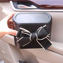 Poubelle de voiture suspendue à la porte avec cadre blanc et nœud mignon, couvercle à pression, mini poubelle de voiture, organisateur de rangement multifonction pour l'intérieur de la voiture, petite poubelle latérale de voiture imperméable, élégante poubelle de voiture avec décoration de nœud noir exclusive pour les femmes conductrices, poubelle de voiture portable avec doublure amovible - poubelle - Voir 1