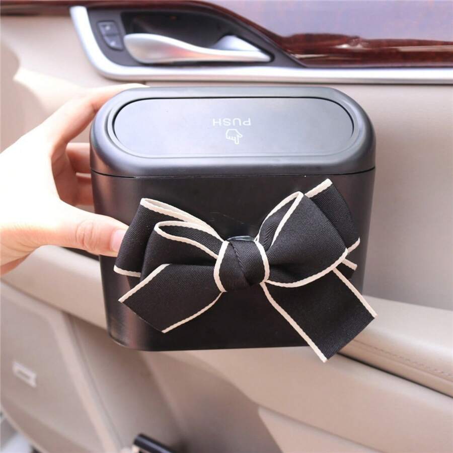 Poubelle de voiture suspendue à la porte avec cadre blanc et nœud mignon, couvercle à pression, mini poubelle de voiture, organisateur de rangement multifonction pour l'intérieur de la voiture, petite poubelle latérale de voiture imperméable, élégante poubelle de voiture avec décoration de nœud noir exclusive pour les femmes conductrices, poubelle de voiture portable avec doublure amovible - poubelle - Voir 1