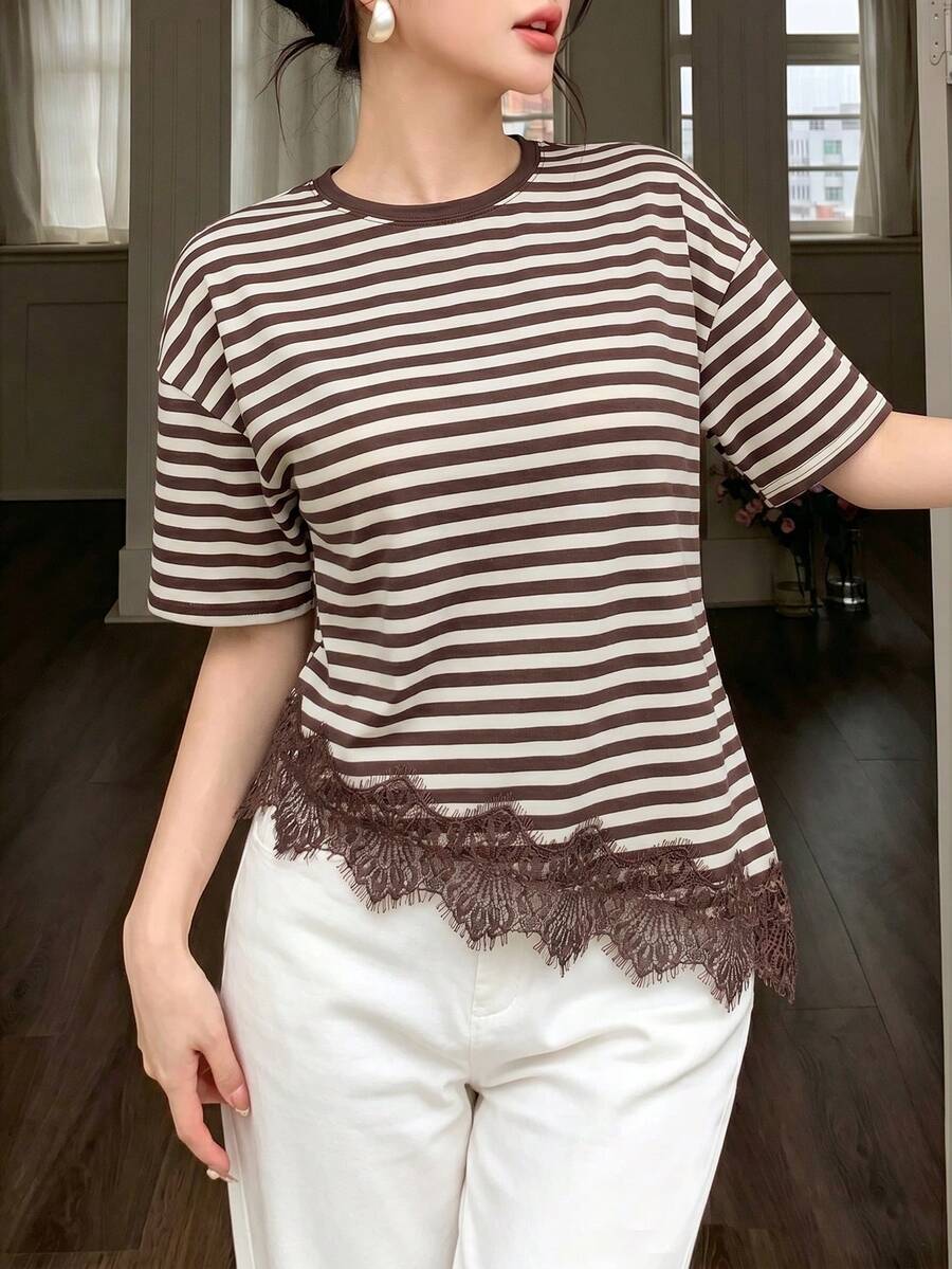 abyoxi 女款棕色條紋蕾絲拼接下擺短袖T恤,溫柔休閒風,年輕辣妹設計,適合日常外出、居家、約會、通勤,夏季上衣 - 棕色 - 查看 1