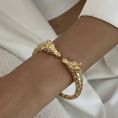 1 Stück glänzendes goldenes offenes Armband mit Giraffen-Muster-Textur, einzigartiges auffälliges Metall-Handgelenk-Accessoire für Frauen, geeignet für Streetwear, Alltag, Urlaub, Party und mehr