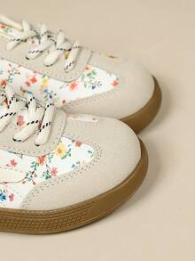 1 Pair Girls Spring/Autumn Floral Patchwork Tennis Shoes, Fresh Colorful Small Ditsy Floral With Light Gray Patchwork Soft PU Upper, Skin-Friendly And Breathable, Non-Slip Wear-Resistant Thick Rubber Flat Sole, Round Toe Loose Fit, Simple Lace-Up Closure, Versatile Soft-Sole Casual Sports Shoes For Toddlers Kindergarten School, Outdoor Outings, And Daily Wear - Beige - View 6