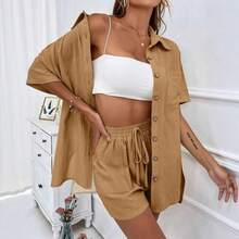 Conjunto de moda para mujer compuesto por unos pantalones cortos y dos camisas lisas, de estilo informal y holgado, de manga corta y con un botonero - Marrón - Ver 4