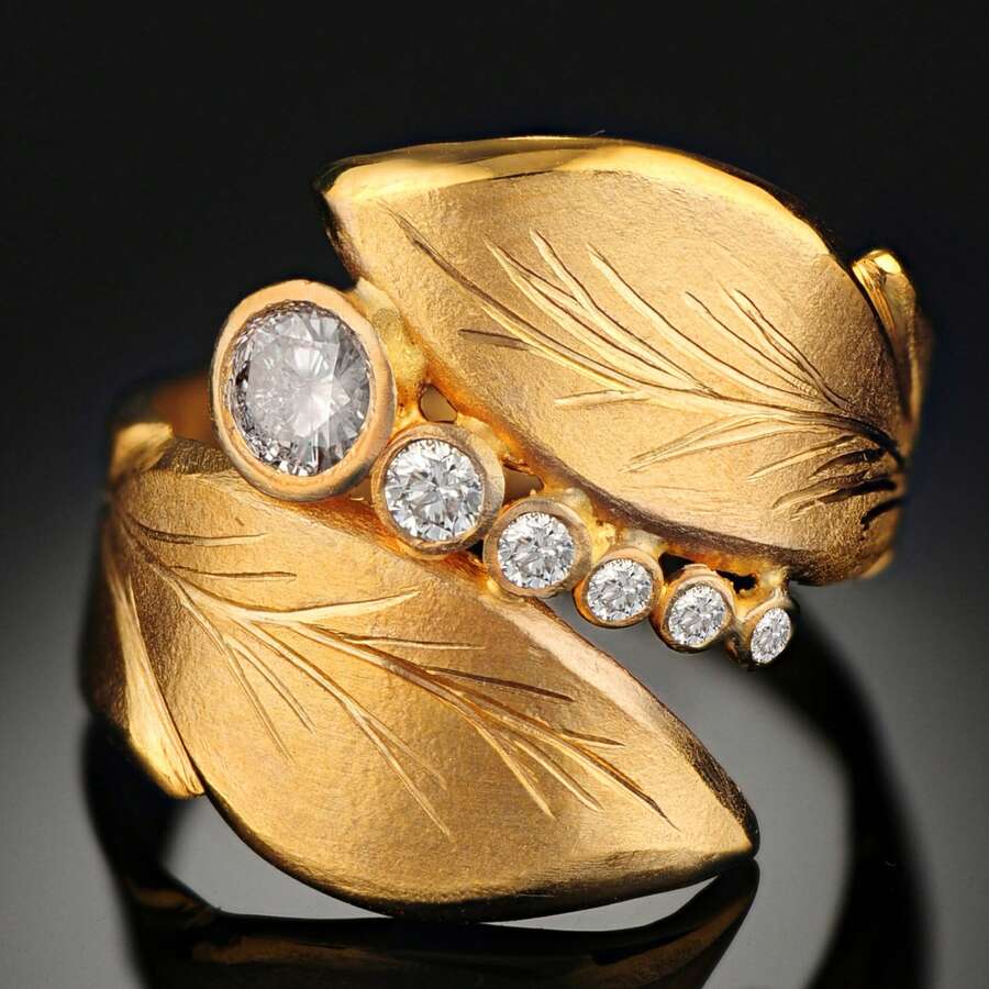 This Vintage Luxury Carved Ring Is Made Of White Cubic Zirconia, Making It A Perfect Piece Of Jewelry. - Gold - View 1