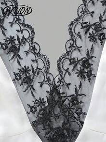 Aflion 女款夏秋白色緞面掛脖長洋裝，對比蕾絲V領、露背、後開衩，修身長款派對約會晚宴洋裝 - 白色 - 查看 4