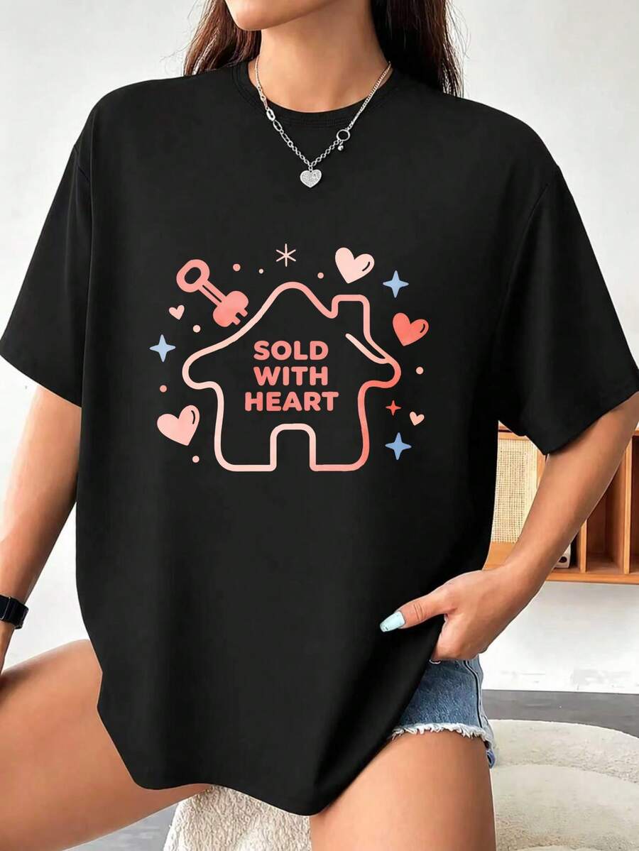 Under The Radar, Casual, Camiseta de Cuello Redondo 100% para Mujer, Diseño de Casa con Llave y Corazones, Ropa de Primavera Verano, Regalo para Agentes Inmobiliarios o Compradores de Vivien - Negro - Ver 1