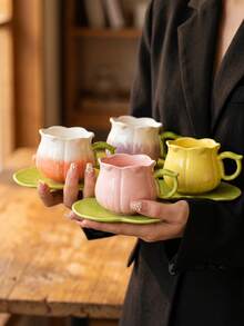 一套300毫升高品质郁金香形杯碟套装，陶瓷杯身，渐变花瓣图案，叶子形碟子，带把手设计，耐热易清洗，适用于咖啡、拿铁、茶、办公室下午茶等，适合送礼或自用。 - 彩色 - 查看 6