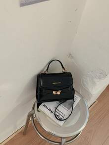 Bolso de mano de moda de unicolor con solapa de PU en relieve y cierre de metal - Negro - Ver 7