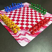 橡膠 4 人對弈棋盤套組 13.7 英吋，附紅色大理石紋可捲曲棋盤，64 件 Staunton 塑膠棋子（透明、純色）– 適合多人策略與益智遊戲、家庭聚會及禮品 - 彩色 - 查看 12