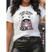Camiseta de mujer con estampado de mapache adorable sosteniendo bebida caliente, bufanda morada, estrellas y letras - Blanco - Ver 6