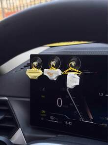 迷你內褲汽車車窗掛飾附吸盤，可愛布料內褲與黃色掛鉤裝飾，適用於儀表板或後視鏡，療癒趣味汽車內飾裝飾，無需黏膠，通用於汽車與卡車 - 擺飾 - 查看 3