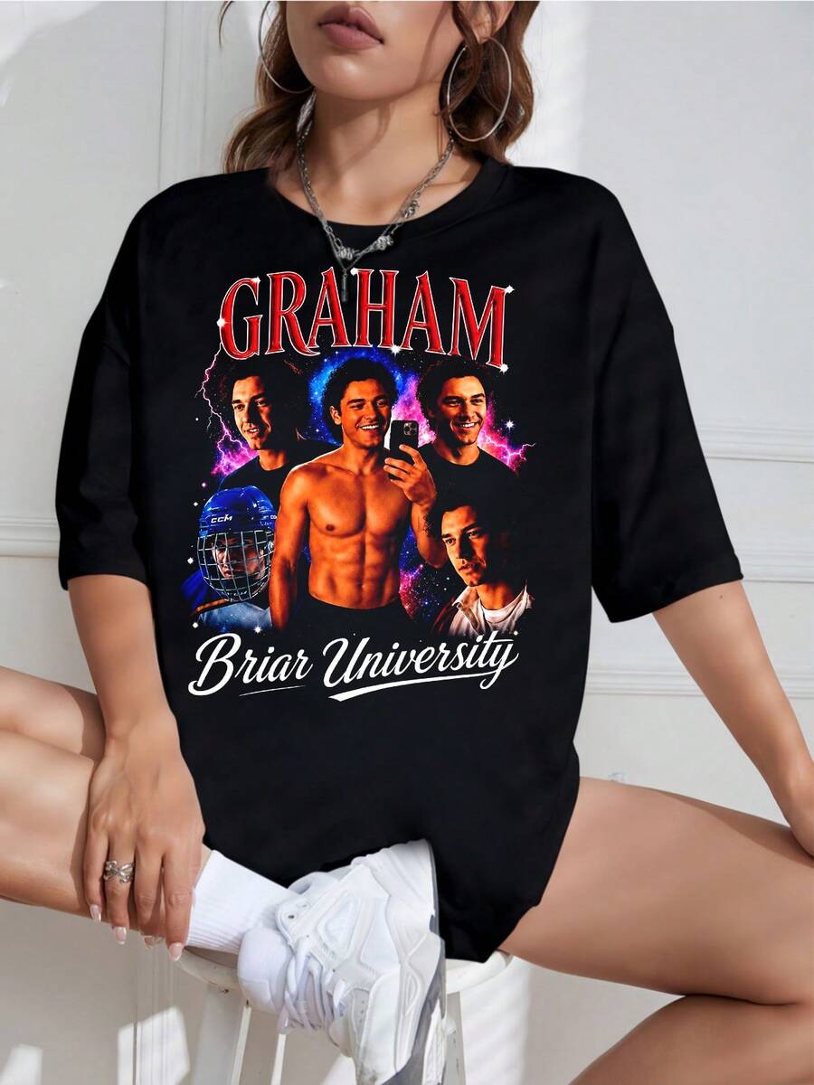 Novità per il 2026: T-shirt grafica non ufficiale Garrett Graham Briar University Off Campus, senza stampa di concerti, unisex, stile retrò, stampa ritratto vintage, vestibilità oversize, hockey su ghiaccio. - nero - Visualizzare 1