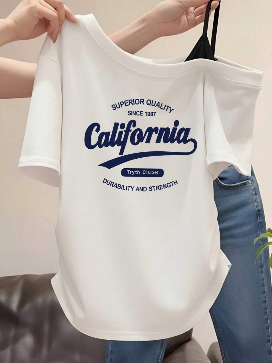 白色露肩方領 California 字體印花短袖 T-shirt 女款夏季修身顯身材性感風上衣 美式復古休閒 - 白色-印花藍 - 查看 1
