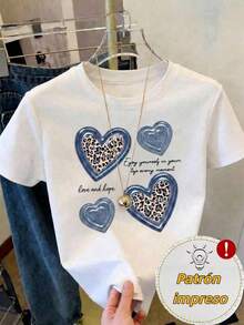 Camiseta de mujer con estampado de corazones con estampado de leopardo enmarcado en azul, diseño múltiple con texto escrito a mano, estilo dulce, manga corta - Blanco - Ver 1