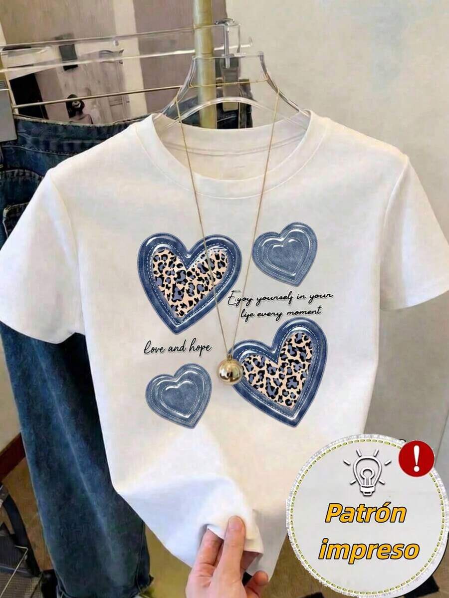 Camiseta de mujer con estampado de corazones con estampado de leopardo enmarcado en azul, diseño múltiple con texto escrito a mano, estilo dulce, manga corta - Blanco - Ver 1