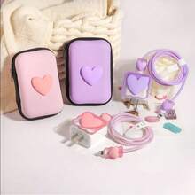 1 Set Funda Protectora para Cargador de Apple + Bolsa de Almacenamiento de Cable de Datos de Caparazón Duro, Esencial de Almacenamiento para Oficina, Viaje y Dormitorio, Regalo Sorpresa para la Novia - Juego de seis piezas en forma de corazón de color lila claro - Ver 3