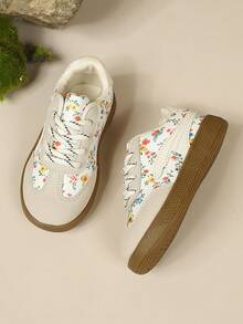 1 Pair Girls Spring/Autumn Floral Patchwork Tennis Shoes, Fresh Colorful Small Ditsy Floral With Light Gray Patchwork Soft PU Upper, Skin-Friendly And Breathable, Non-Slip Wear-Resistant Thick Rubber Flat Sole, Round Toe Loose Fit, Simple Lace-Up Closure, Versatile Soft-Sole Casual Sports Shoes For Toddlers Kindergarten School, Outdoor Outings, And Daily Wear - Beige - View 3