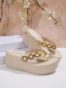 2026 Neue Sommer Keilabsatz Plateau Zehentrenner für Damen, Metallkette Dicke Sohle Plateau Sandalen, rutschfeste höhenvergrößernde Strandurlaub Hausschuhe - Beige - Übersicht 2