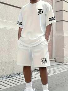 Conjunto de camiseta blanca y pantalones cortos deportivos para hombres, con diseño de estampado de letra prominente y patrón B - Multicolor - Ver 1