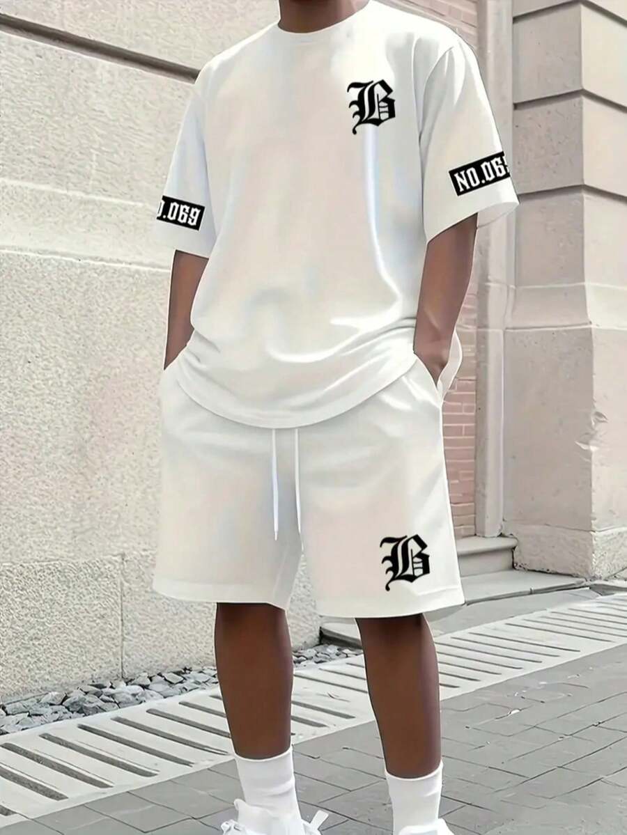 Conjunto de camiseta blanca y pantalones cortos deportivos para hombres, con diseño de estampado de letra prominente y patrón B - Multicolor - Ver 1