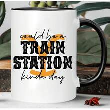 Nueva TAZA DE CAFÉ DE CERÁMICA DE 11oz ESTACIÓN DE TREN - Reutilizable, Aislada, Taza de Viaje, Lavar a Mano Solamente - Perfecta para Amantes del Café, Hombres y Mujeres, Taza en Blanco y Negro - Imagen 1 pieza - Ver 2