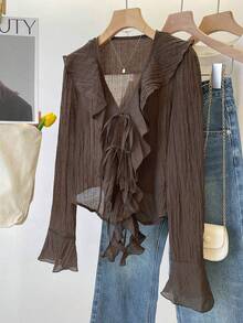 Blusa con cuello en V francés, plisada y con volantes con lazo - Café integral - Ver 1