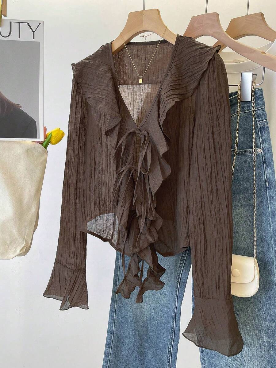 Blusa con cuello en V francés, plisada y con volantes con lazo - Café integral - Ver 1