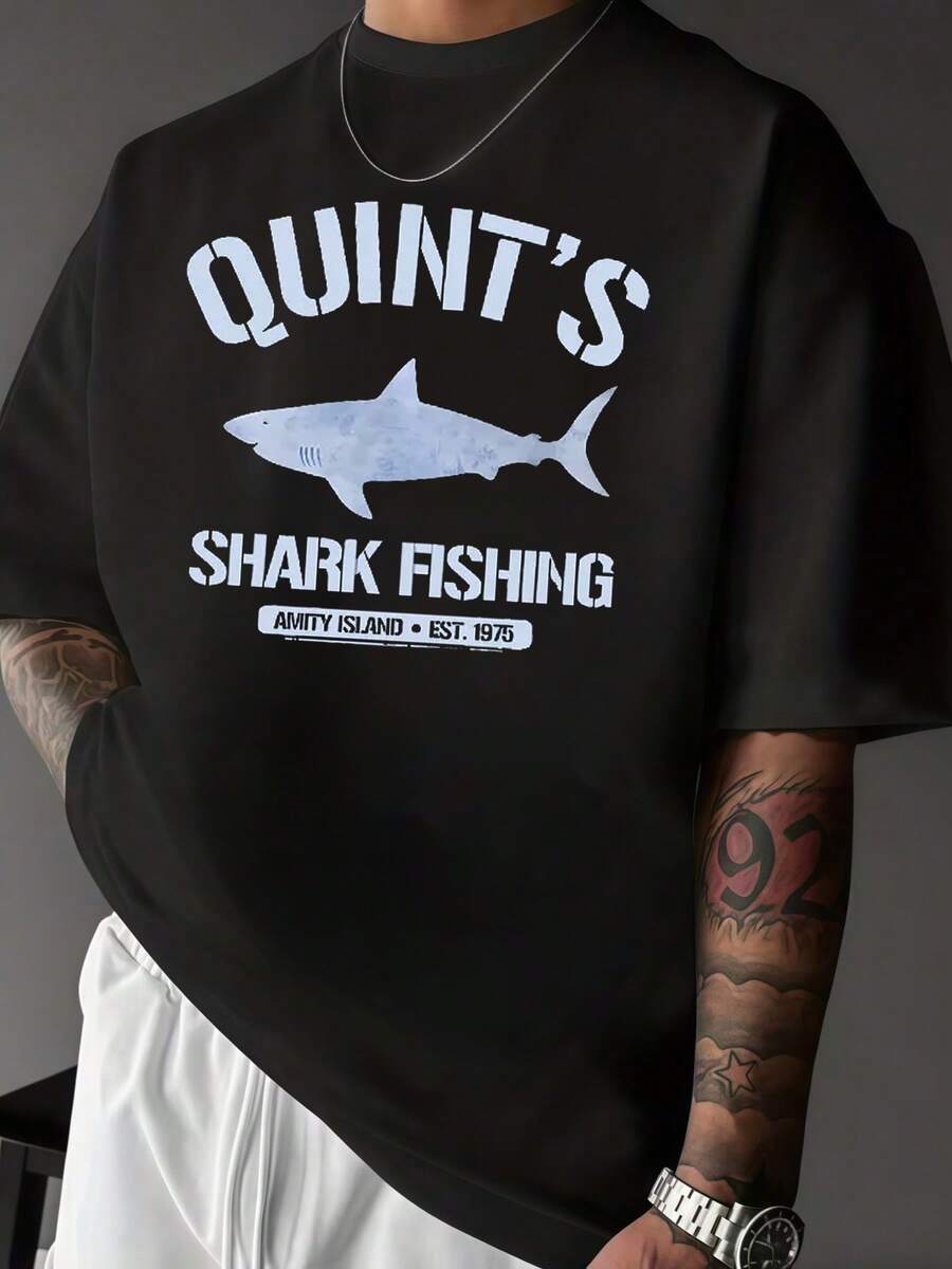 Tiburón gigante simboliza fuerza y aventura marina inspirado en pesca en Amity Island camiseta de hombre con estilo casual moderno - Negro - Ver 1