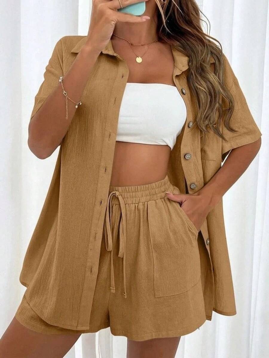 Conjunto de moda para mujer compuesto por unos pantalones cortos y dos camisas lisas, de estilo informal y holgado, de manga corta y con un botonero - Marrón - Ver 1
