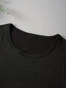 Una elegante camiseta de manga corta para mujer con diseño de fútbol y cuello redondo. - Negro - Ver 4