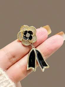 1pc Camellia Pendant Brooch, Fashion Creative Corsage Anti-Exposure Buckle Pin, Cardigan & Blazer Accessory - Black - View 1