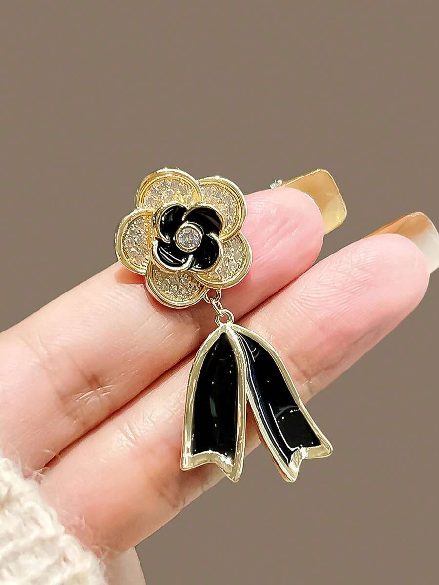 1pc Camellia Pendant Brooch, Fashion Creative Corsage Anti-Exposure Buckle Pin, Cardigan & Blazer Accessory - Black - View 1