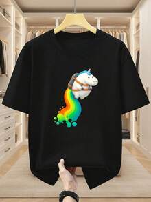 Camiseta de manga corta con cuello redondo para hombre de talla grande, 100% algodón, con estampado de unicornio de dibujos animados llevando una moch - Svart - Visa 1