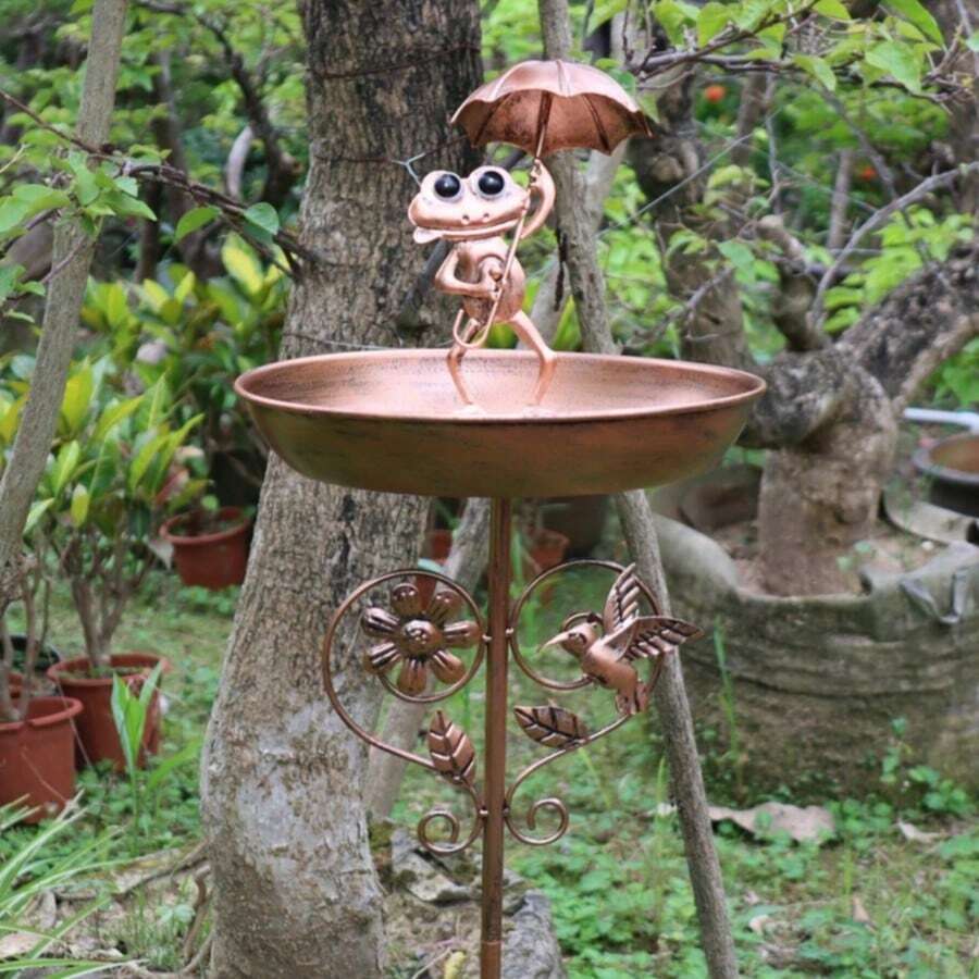1件復古鐵製裝飾品：插桿式鳥食槽，造型為撐傘青蛙，適合庭院、草坪、露台與花園的景觀裝飾與賞鳥