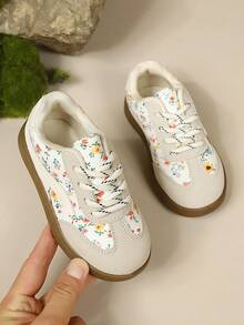 1 Pair Girls Spring/Autumn Floral Patchwork Tennis Shoes, Fresh Colorful Small Ditsy Floral With Light Gray Patchwork Soft PU Upper, Skin-Friendly And Breathable, Non-Slip Wear-Resistant Thick Rubber Flat Sole, Round Toe Loose Fit, Simple Lace-Up Closure, Versatile Soft-Sole Casual Sports Shoes For Toddlers Kindergarten School, Outdoor Outings, And Daily Wear - Beige - View 2