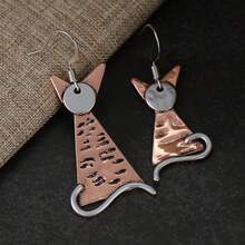 Pendientes de gancho con silueta de gato 3D vintage, colgante de gato principal con textura martillada única, combinados con ganchos de oreja de plata clásicos, joyería versátil para uso diario casual, fiestas, cumpleaños y regalos de vacaciones - Plateado - Ver 7